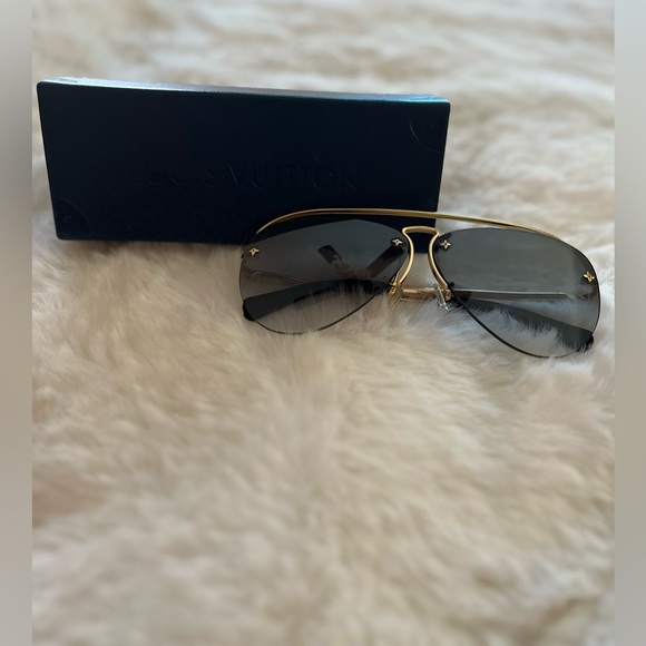 Louis Vuitton Aviator sunglasses. - Picture 1 of 2